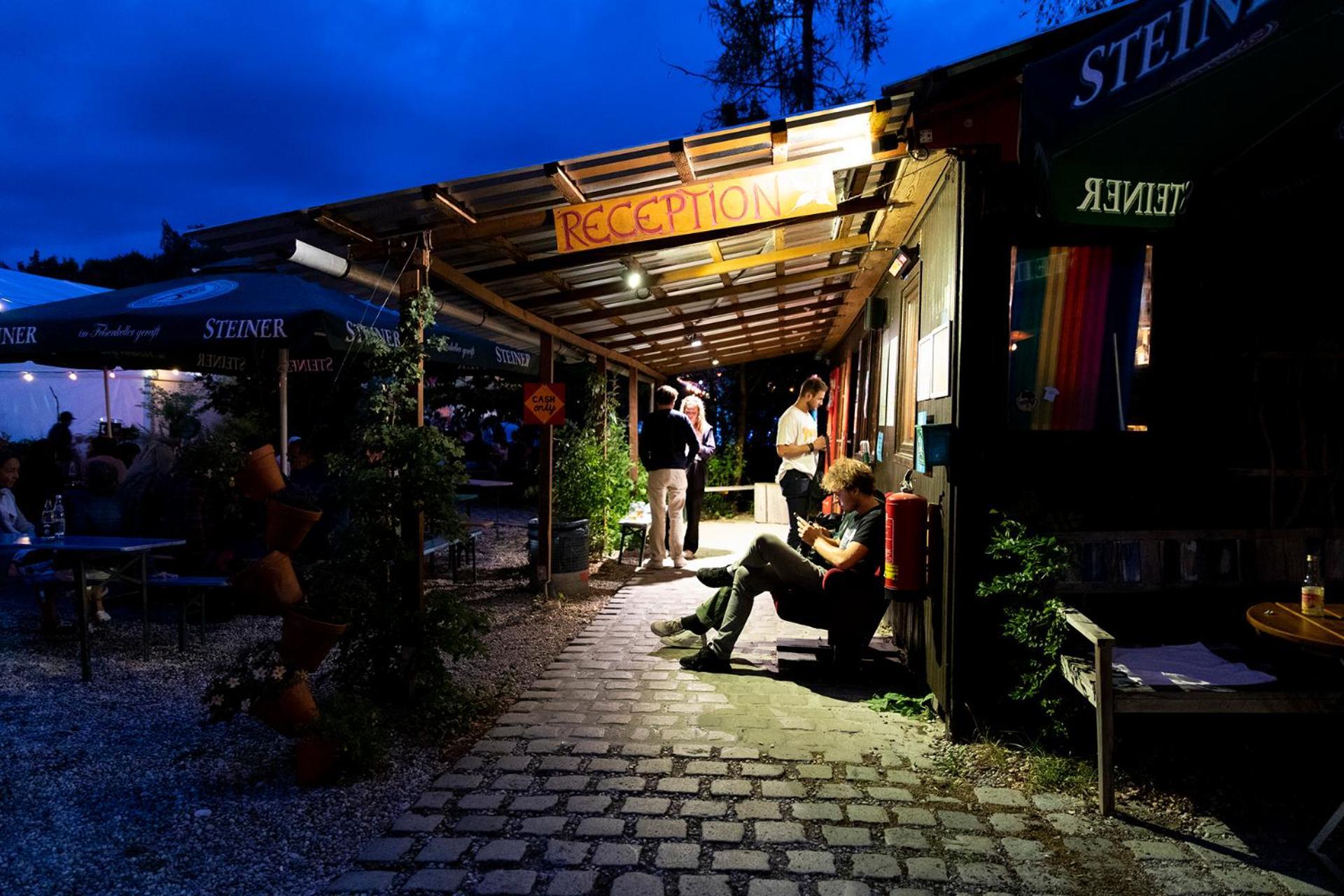 The Tent - Youth Only - Buchung Leider Nur Bis 30 Jahre Moeglich! - Munich — Photos 1